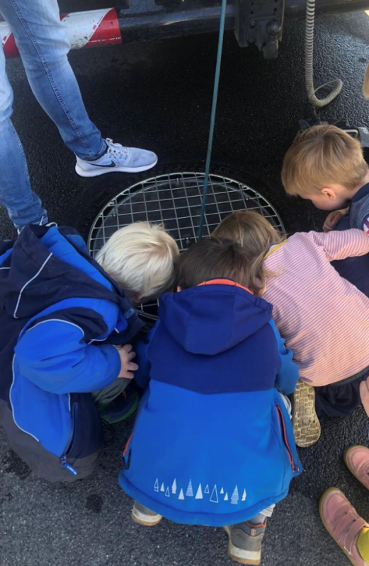 Am 25.05.2022 besuchten Mitarbeiter des SAL die KITA St.Gottfried Lünen-Wethmar. Hier durften die Kinder mit unserem Maskottchen Rosali auf Entdeckungstour gehen und jede Menge über Wasser- und Abwasserkreisläufe kennenlernen. Zur Erinnerung erhielt jedes Kind eine eigene Rosali.</p>
<p>Als zusätzliches Highlight brachte der SAL sein Kanalinspektionsfahrzeug mit. Die Kinder hatten hier die Möglichkeit sich den Wagen von außen und von innen anzuschauen und live bei einer Kanalinspektion dabei zu sein. Große Freude kam auf, als die Kinder die Kamera selbst steuern durften. Alles in allem ein toller Tag in der Kita mit begeisterten und interessierten Kindern und Erzieherinnen.