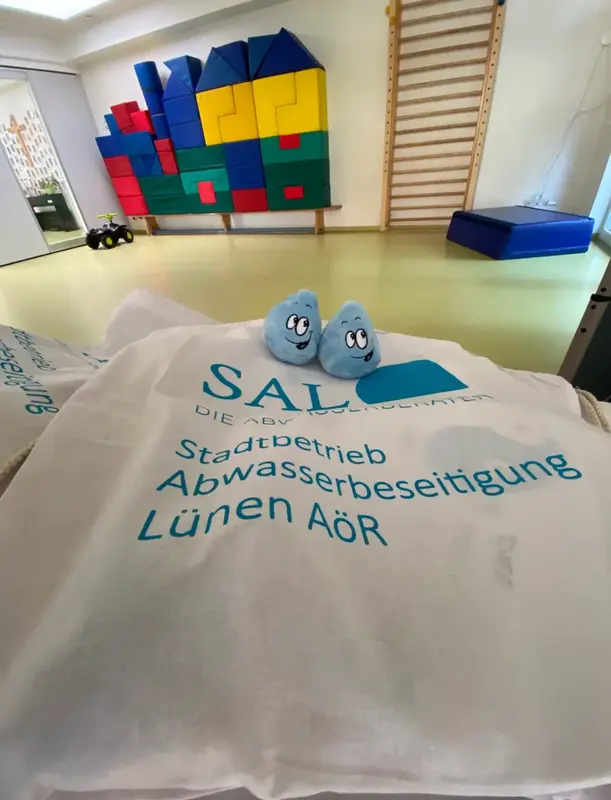 Am 25.05.2022 besuchten Mitarbeiter des SAL die KITA St.Gottfried Lünen-Wethmar. Hier durften die Kinder mit unserem Maskottchen Rosali auf Entdeckungstour gehen und jede Menge über Wasser- und Abwasserkreisläufe kennenlernen. Zur Erinnerung erhielt jedes Kind eine eigene Rosali.</p>
<p>Als zusätzliches Highlight brachte der SAL sein Kanalinspektionsfahrzeug mit. Die Kinder hatten hier die Möglichkeit sich den Wagen von außen und von innen anzuschauen und live bei einer Kanalinspektion dabei zu sein. Große Freude kam auf, als die Kinder die Kamera selbst steuern durften. Alles in allem ein toller Tag in der Kita mit begeisterten und interessierten Kindern und Erzieherinnen.