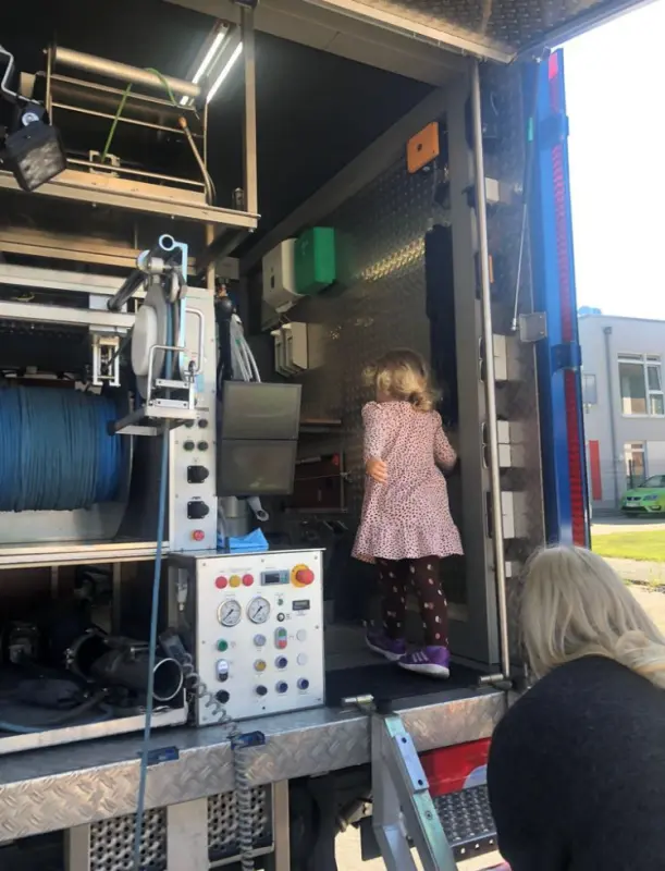 Am 25.05.2022 besuchten Mitarbeiter des SAL die KITA St.Gottfried Lünen-Wethmar. Hier durften die Kinder mit unserem Maskottchen Rosali auf Entdeckungstour gehen und jede Menge über Wasser- und Abwasserkreisläufe kennenlernen. Zur Erinnerung erhielt jedes Kind eine eigene Rosali.</p>
<p>Als zusätzliches Highlight brachte der SAL sein Kanalinspektionsfahrzeug mit. Die Kinder hatten hier die Möglichkeit sich den Wagen von außen und von innen anzuschauen und live bei einer Kanalinspektion dabei zu sein. Große Freude kam auf, als die Kinder die Kamera selbst steuern durften. Alles in allem ein toller Tag in der Kita mit begeisterten und interessierten Kindern und Erzieherinnen.